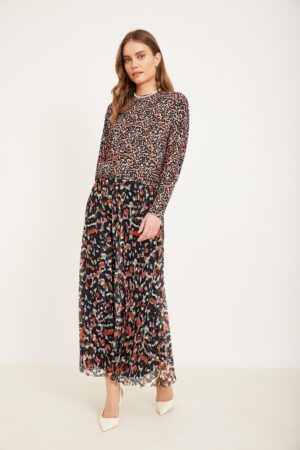 טקסט alt: אופנה נוחה ללבוש עם שמלת מודפס צבעונית למזג אוויר נוח.