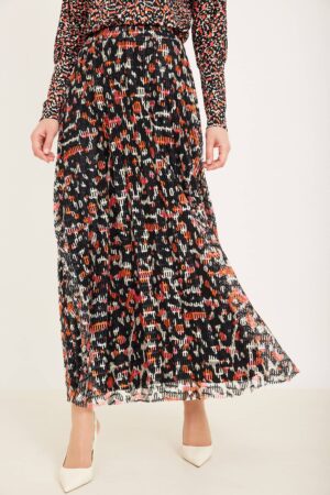 שמלצה באורך מלא של חצאית מודרנית בצבעים עזים ועיצוב אלגנטי לאופנה נוחה ללבוש.