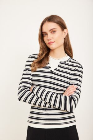 חליפת סריגים אופנתית לנוחות מקסימלית, צבע פסים ושילוב אלגנטי של שחור ולבן.