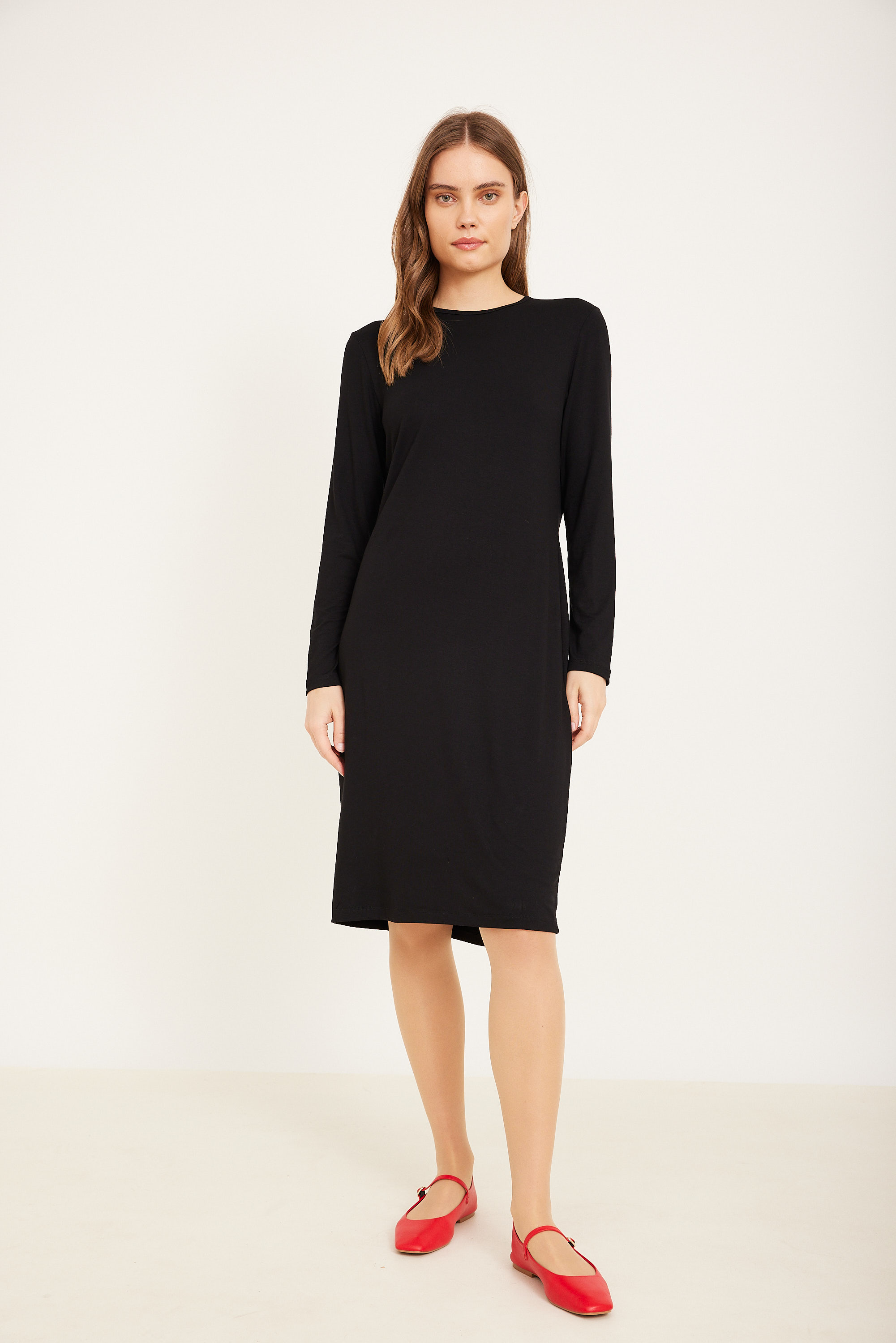 שמלת בייסיק שחורה/שמנת שמלה אופנתית קלילה ונוחה, מתאימה ללבוש יום יומי וסטייל אלגנטי.