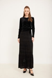 שמללת אלגנטית משי שחורה מעוצבת לנשים באופנה לנוחות וסטייל.