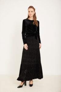 שמלה שחורה עם פרינט פלמינגו ארוך לאירועים, אופנה נוחה ללבוש.