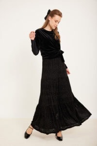 תיאור תווית alt: שמלת לורקס שחורה עם דוגמת חיות אופנתית, נוחה ללבוש, לאירועים מיוחדים.