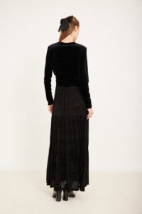 Ali-text: שמלת מיני שחורה מבד קטיפה חלק ומעוצבת לאופנה נוחה וגם אלגנטית.