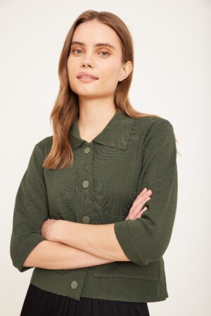 חולצה ירוקה אופנתית לנשים.