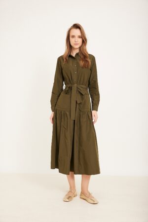 שמלצת מכופתרת עם חגורת בד בצבע חאקי לנוחות ואופנתיות.