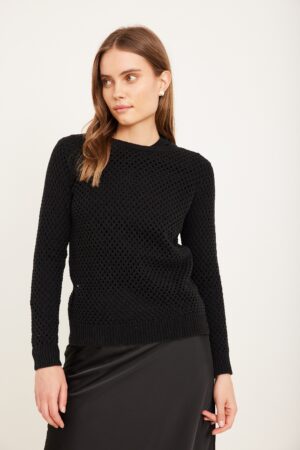 סריג שחור נמתח ונוח לאישה, אופנת נוחות ומראה אלגנטי.