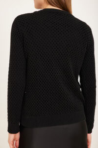 ר sweater שחור נוח ללבוש, אופנה מתאימה לכל עונה.
