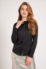 תיאור חלופה: חולצת שינה שחורה ונוחה לאופנה נוחה ללבוש, בסטייל אלגנטי וקליל.