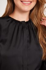 שמלת שיפון שחורה עם צווארון מעוצב ללבוש נוח ואלגנטי.