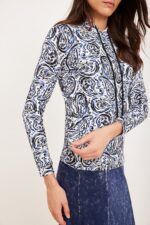 חולצת הנקה פייזלי כחול לבן