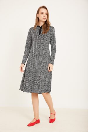 שמלת קווים מודרנית לנשים, נוחה ללבוש באופנה נצחית ומרשימה.