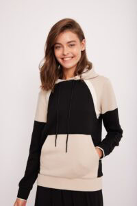 גרסת alt: סווטשירט כהה עם שוליים בהירים, נוח ללבוש ואופנתי, מתאים לסגנון יומיומי.