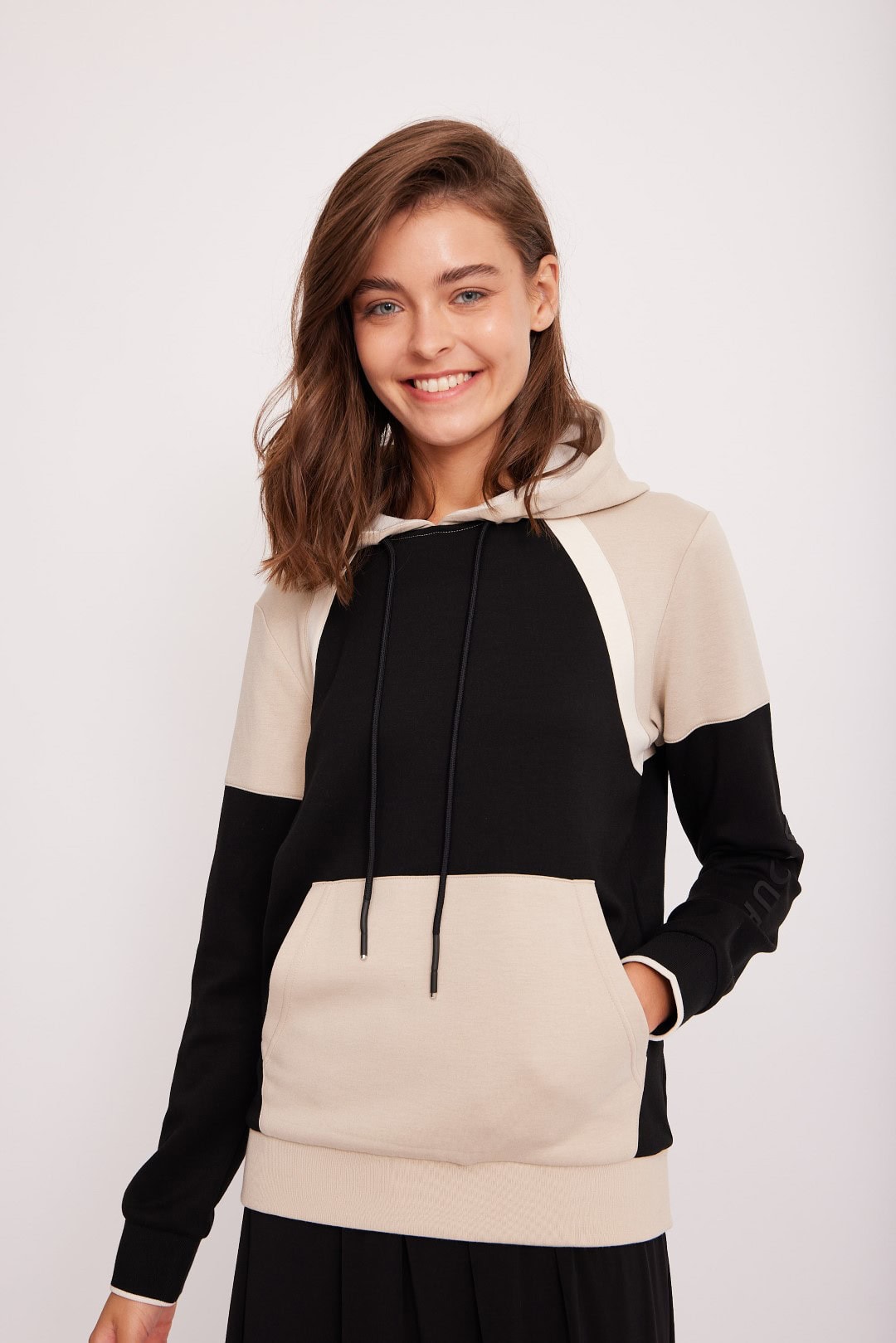 קפוצון חיתוכים קאמל גרסת alt: סווטשירט כהה עם שוליים בהירים, נוח ללבוש ואופנתי, מתאים לסגנון יומיומי.