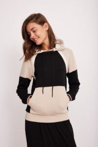 אפ טקסט: סווטשירט קפוצ'ון אופנתי ונוח לנשים, אופנה לנוחות ביום יום.