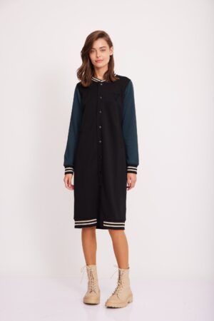 שמלת ספורט אופנתית לנשים עם סגנון רחוב קז'ואל, נוחה ללבוש ועם עיצוב מודרני.