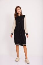 שמלת ספורט בית ספר עם שרוולים באורך מלא וצבעים קלאסיים נוחות ללבישה ואופנתית.