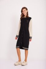 חולצת ספורט ונעלי סניקרס לנשים, אופנה נוחה ומעוצבת.