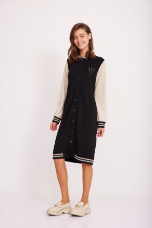 חולצת ספורט ונעלי סניקרס לנשים, אופנה נוחה ומעוצבת.