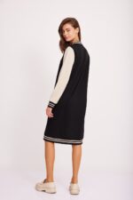 חליפה ספורטיבית אלגנטית לנשים עם טקסטורה נעימה, נוחה ללבוש ומביאה סגנון אופנתי אופנתי וקלאסי.