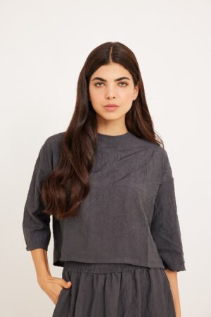 חולצה מקומטת אפורה