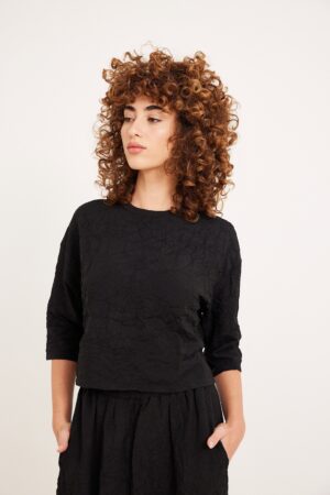 חולצה מקומטת שחורה