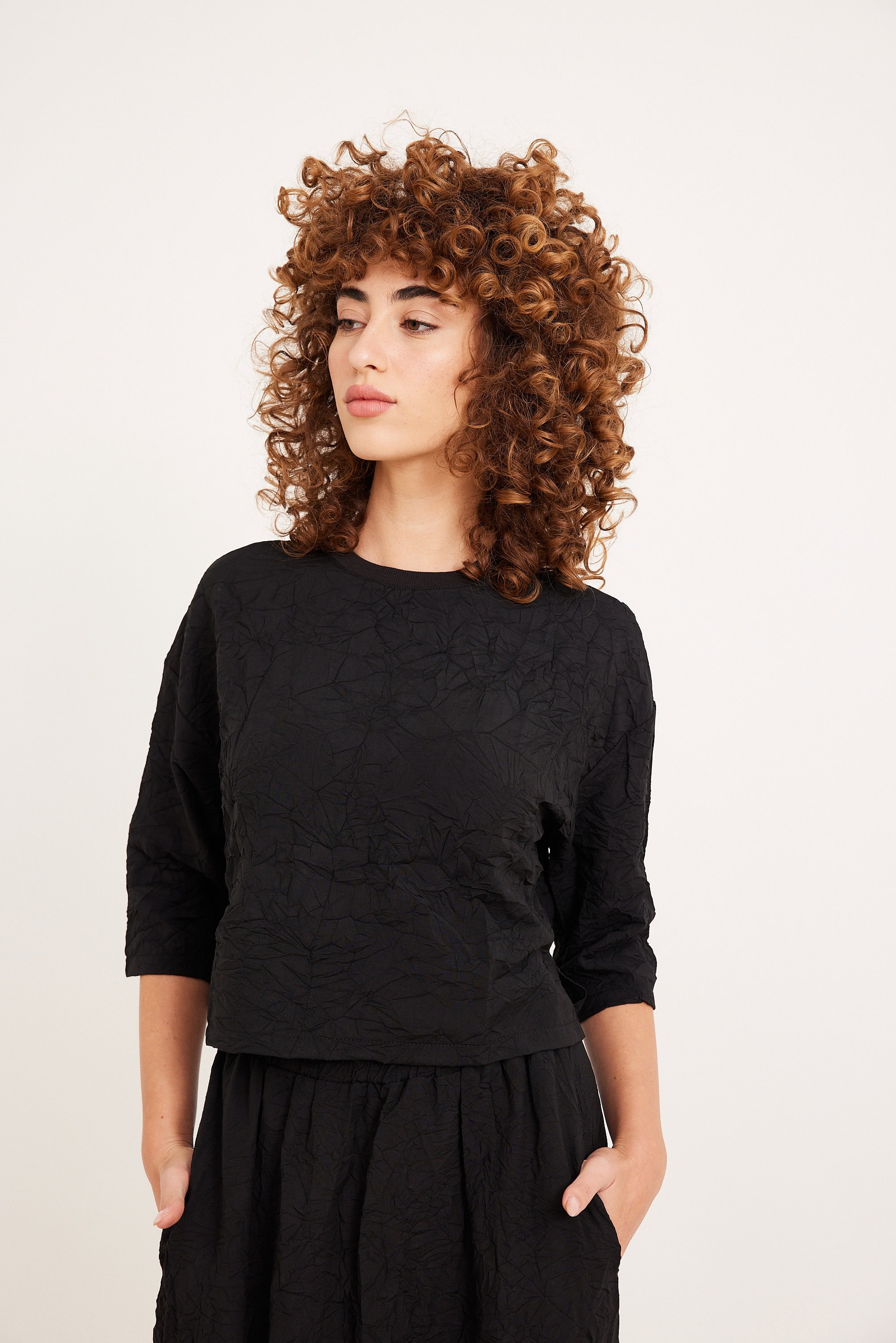 חולצה מקומטת שחורה חולצה מקומטת שחורה