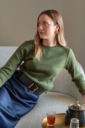 שמלת סריג ירוקה ונוחה, באווירה שיק וסטייל, אופנה נוחה ללבוש באורדמן.