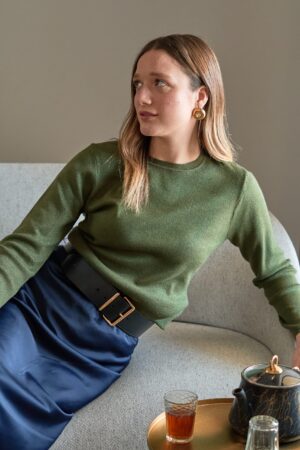 שמלת סריג ירוקה ונוחה, באווירה שיק וסטייל, אופנה נוחה ללבוש באורדמן.