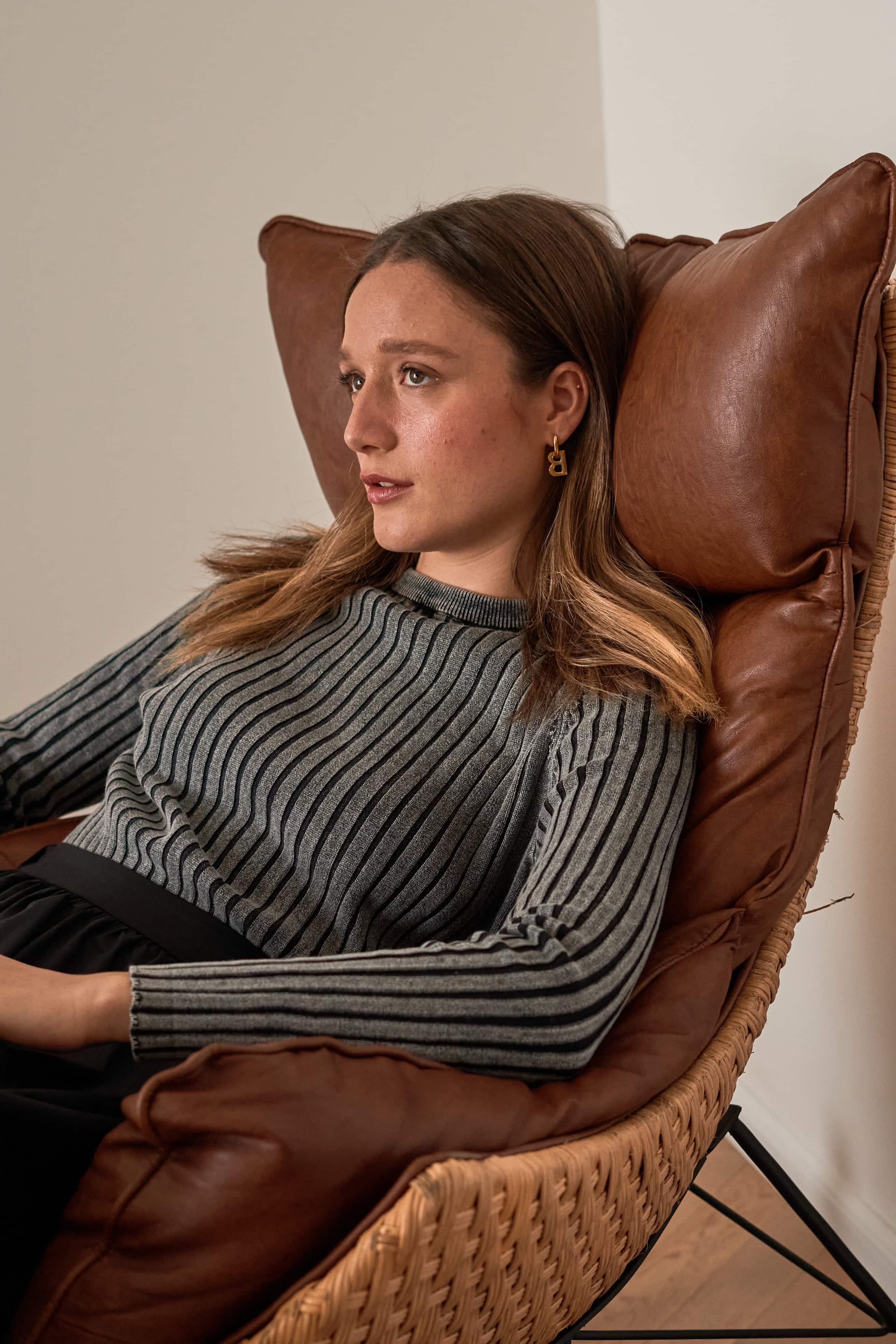 חולצת ריבס סריג ג'ינס שחור מזירת אופנה נוחה ומגוונת לגברים ולנשים.