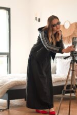 אישה לובשת אופנה נוחה ללבוש, מצטלמת באולפן צילום אופנה אורדמן.