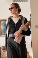 חלון גדול עם תאורה טבעית, אופנת נשים נוחה ללבוש, בגדים אלגנטיים ומבנייה מודרנית.