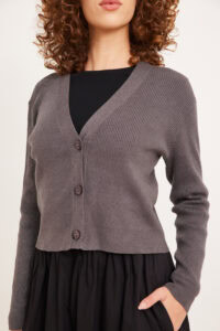 גבר כותנה חורפית עם כפתורים, אופנה נוחה ללבוש; סטייל חורפי פשוט ומודרני.