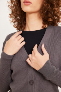 חולצת סריג בז' אופנתית לנשים נוחה ואלגנטית.