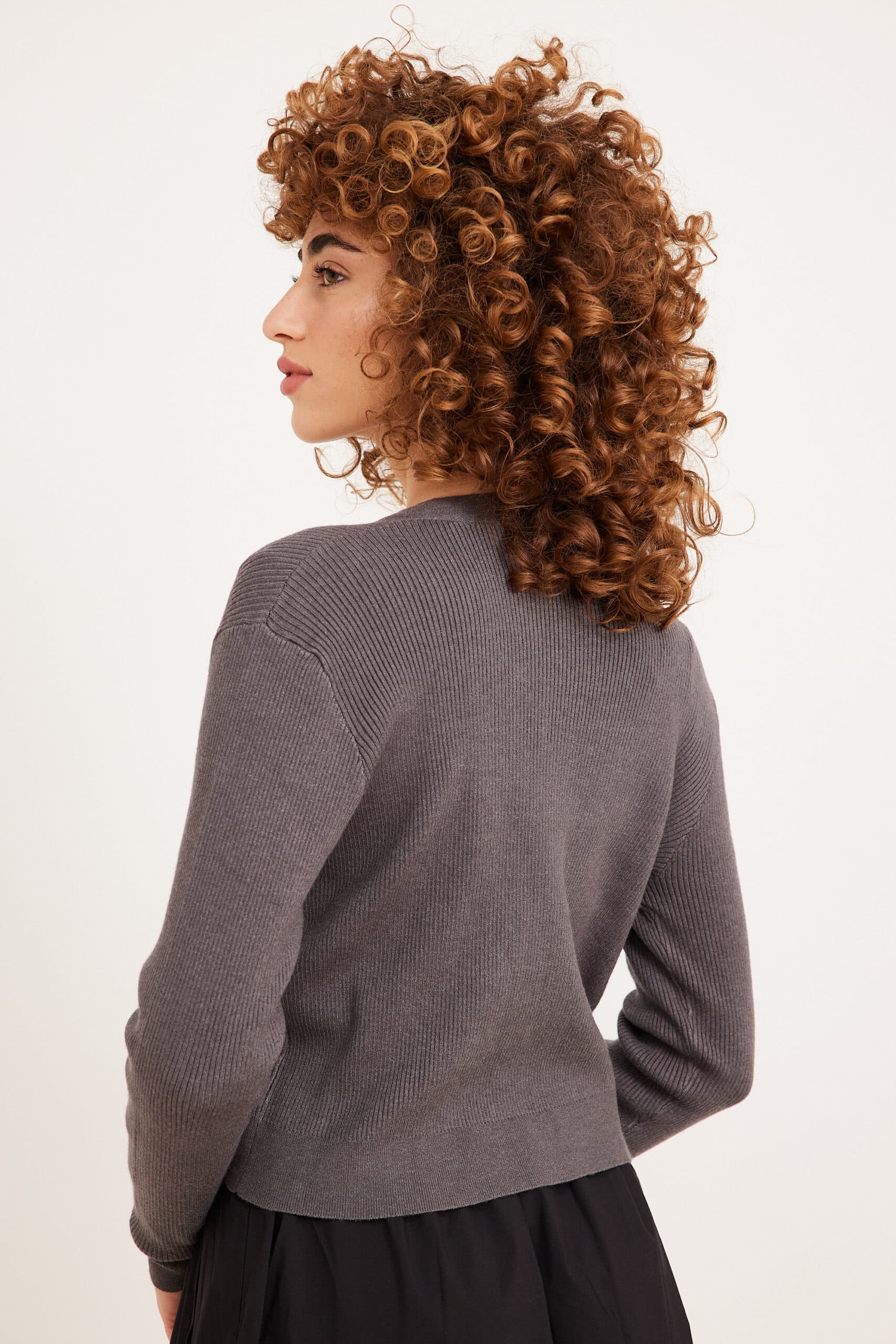 קרדיגן אפור ורוד בהיר, סוודר של אורדמן לאישה, אופנה נוחה ללבוש, סטייל קלאסי יומיומי.