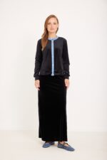 חולצת סרבל נוחה מבד קטיפה איכותי. אופנה נוחה ללבוש with עיצוב אלגנטי לאישה מחפשת סטייל ונוחות.