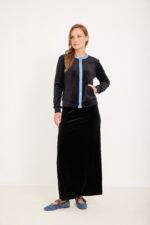 אוט טקסט: בגדי אופנה נוחים ללבוש לנשים עם עיצוב מודרני ואיכות גבוהה.