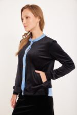 מקראת אופנת נוחה ללבוש, פריט נשים עמיד במראה אלגנטי.