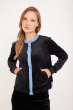 שמלת סאטן שחורה עם גומי כחול, עיצוב נוח ללבוש, סטייל אופנה באורדמן.