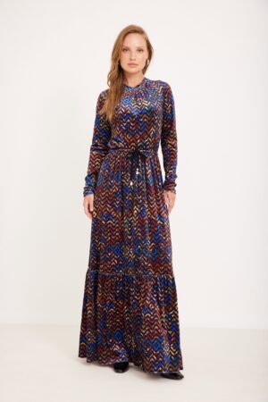 שמלת מקסי צבעונית עם הדפס גיאומטרי, נוחה ללבוש ומעוצבת לעמוד באופנה.