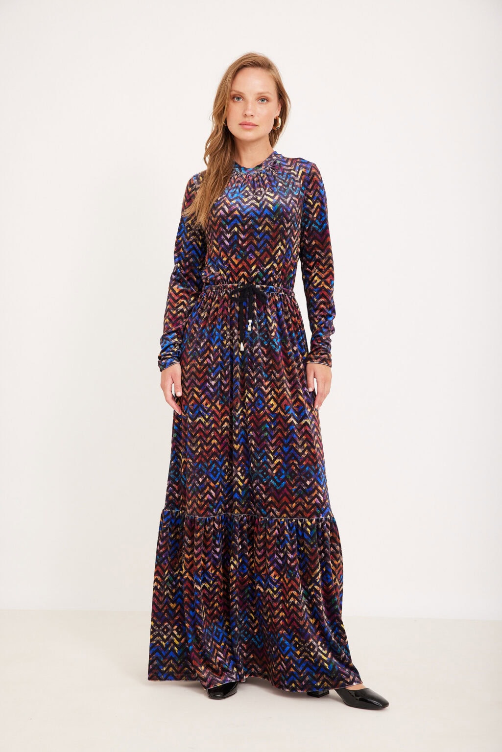 ר Enhanced velvet maxi dress with colorful zigzag pattern, comfortable and stylish.