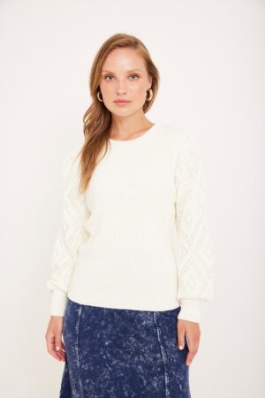 רשום את התמונה של אשה עם סיור לבן וחצאית כהה.