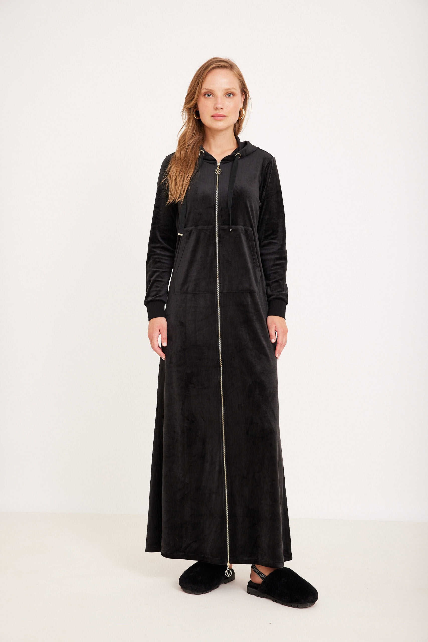 חלוק קטיפה רוכסן ארוך גליון אופנה נוחים ללבוש, מעיל ארוך בשחור עם רוכסן ופסי פרווה נעימים, שמתאים לכל עונה.