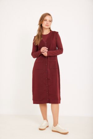 תא טקסט: בלייזר חורפי בצבע בורדו עם כיסים ולחץ קריסטן.