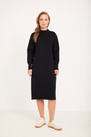 שמלה שחורה נוחה ללבוש באופנה; תלבושת יומיומית נוחה ומסוגננת.