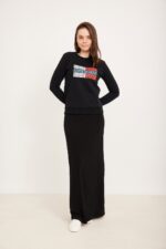 חולצת סווטשירט שחורה עם הדפס צבעוני אופנתי.