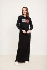 חולצת ספורט שחורה עם סמל צבעוני אופנתי לנשים.