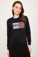 חולצה נוחה ואופנתית עם עיצוב דגל, בד חם ומרענן לנוחות יומיומית.