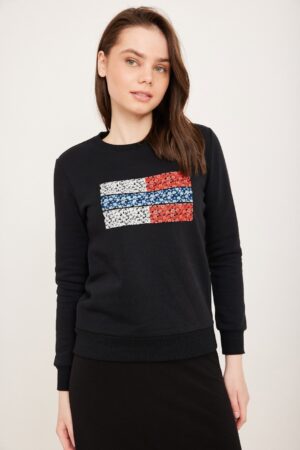 חולצה נוחה ואופנתית עם עיצוב דגל, בד חם ומרענן לנוחות יומיומית.