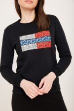 אורדמן – סוודר אופנה נוח ללבוש, פריט ביגוד נשים, צבעי אדום, לבן וכחול.